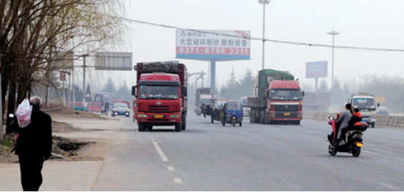 距離事故現(xiàn)場(chǎng)不遠(yuǎn)，仍有人騎電動(dòng)車帶著孩子橫穿馬路