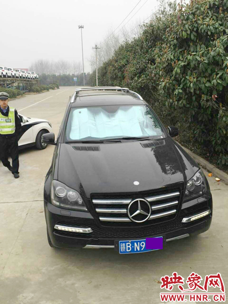 江西男子奔馳車中睡覺一氧化碳中毒，周口高速交警及時發(fā)現(xiàn)。
