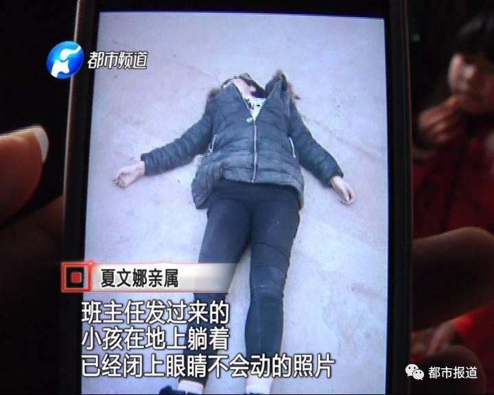 得知孩子沒去上學(xué)，家人擔(dān)心孩子發(fā)生意外，于是趕快報(bào)了警。讓人沒想到的是，剛報(bào)完警，家人收到了老師發(fā)來的照片。