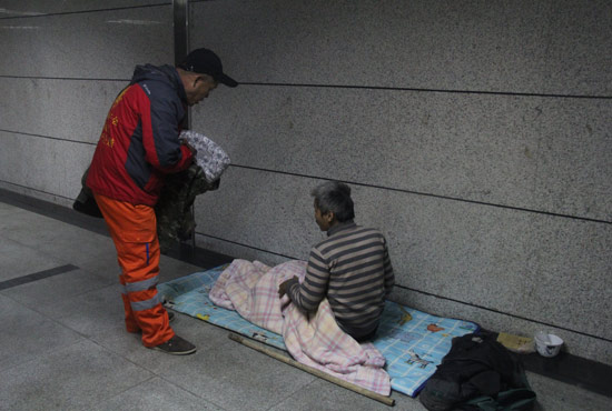在鄭州一處地下通道，孫德坤挑了幾件衣服送給了流浪者