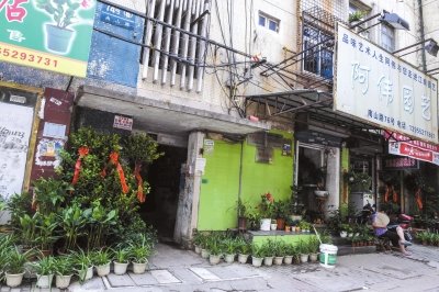 今年8月，當(dāng)年于英生妻子被殺案發(fā)生地——蚌埠市南山路一處臨街一樓的三室一廳——目前已經(jīng)成為一個(gè)花店。