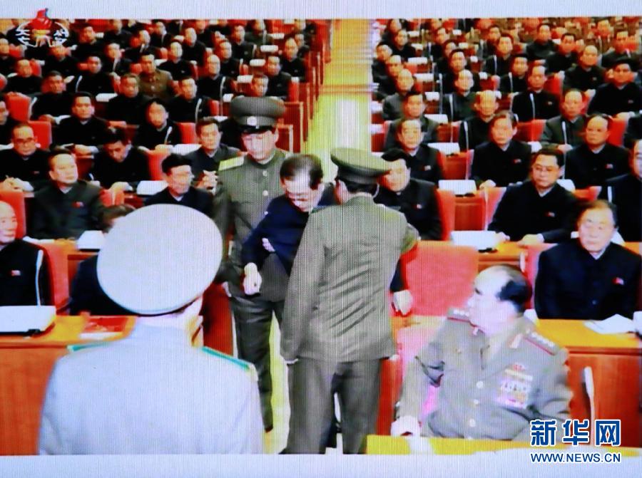 張成澤在12月8日勞動黨中央政治局擴大會議現(xiàn)場被帶走。