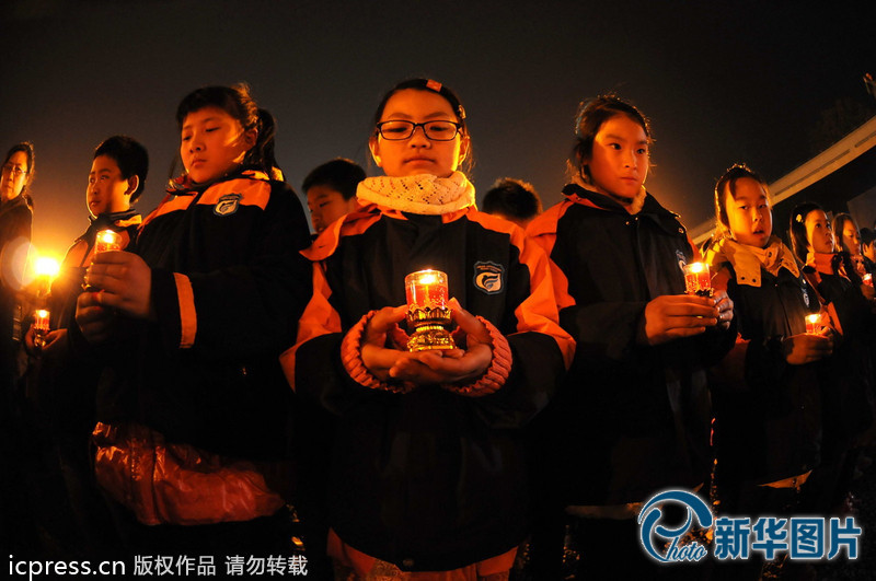 “為南京大屠殺遇難者守靈儀式暨和平燭光祭”活動在侵華日軍南京大屠殺遇難同胞紀(jì)念館祭場舉行。