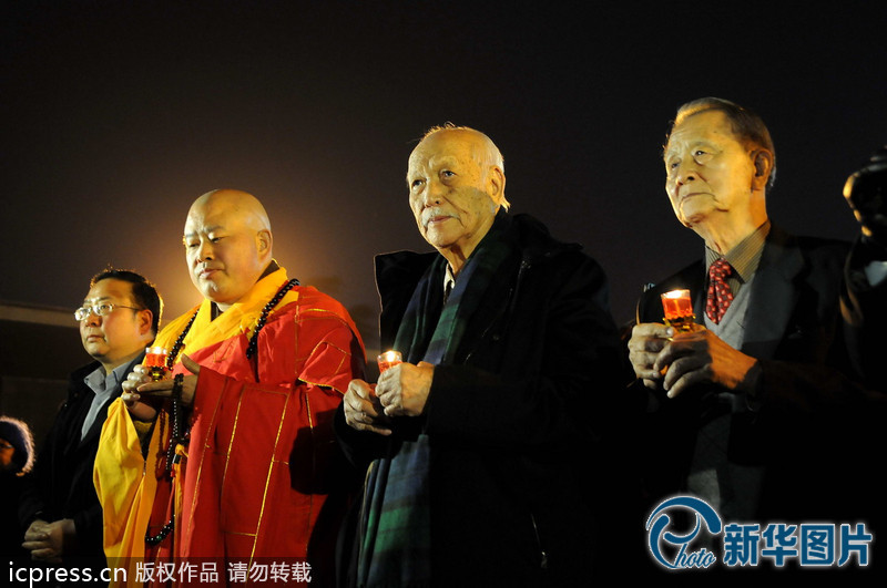 “為南京大屠殺遇難者守靈儀式暨和平燭光祭”活動在侵華日軍南京大屠殺遇難同胞紀(jì)念館祭場舉行。