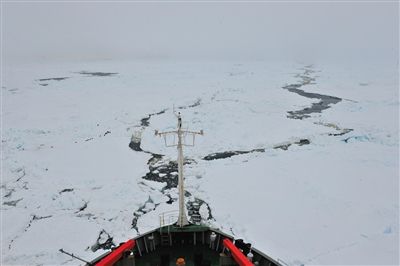 7日17時50分許，“雪龍”號船頭冰面裂開一條水道，“雪龍”號趁機迅速穿過。