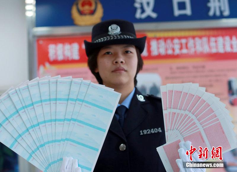 武漢鐵路公安局辦案民警展示空白假火車(chē)票。