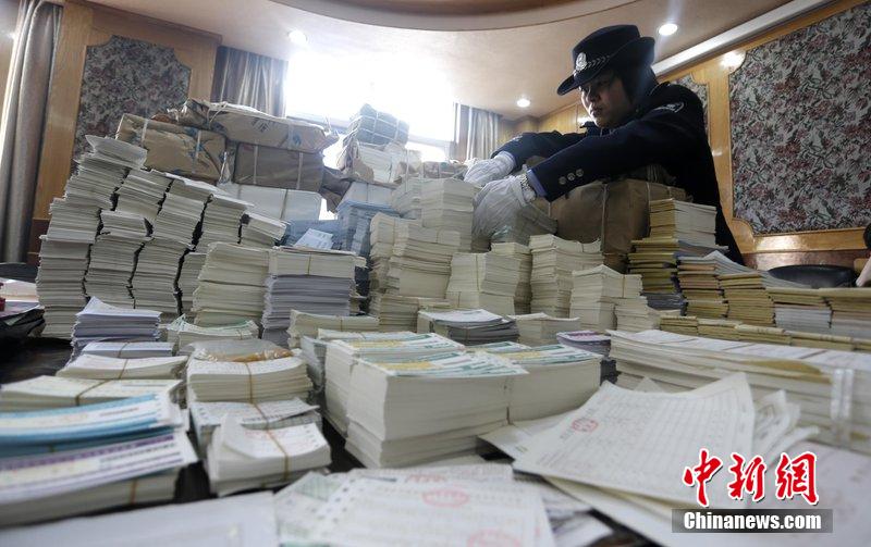 湖北省武漢市，民警清點(diǎn)大量非法制作的成品，半成品假票和制假工具。