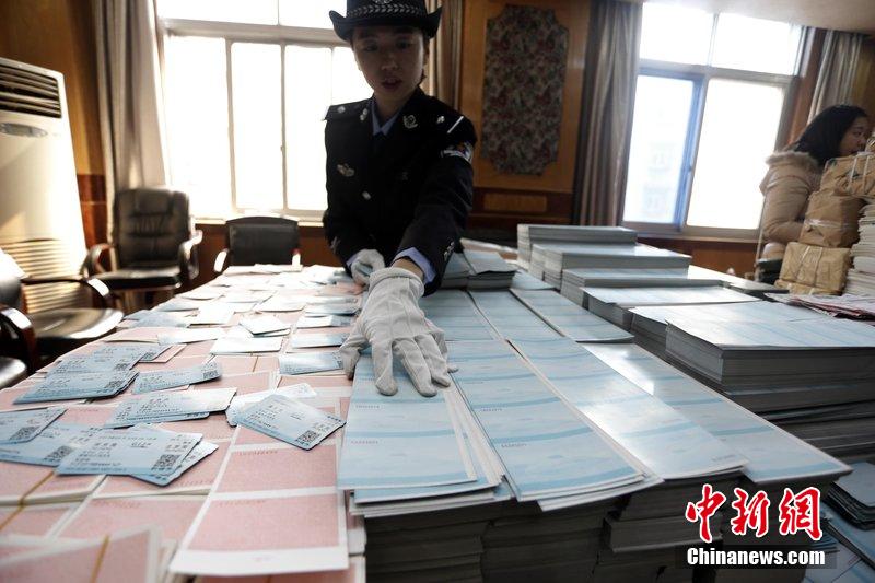 湖北省武漢市，民警清點(diǎn)大量非法制作的成品，半成品假票和制假工具。