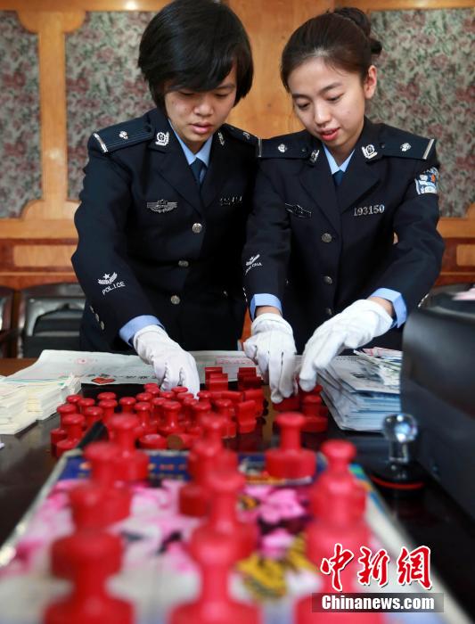 圖為清點(diǎn)查獲大量假火車(chē)票和制販工具。