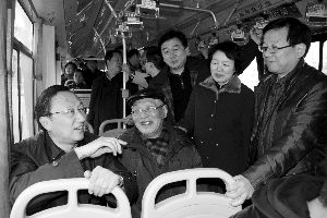 繆瑞林在車(chē)上與市民、乘委會(huì)委員交流 通訊員 卜照雪 攝
