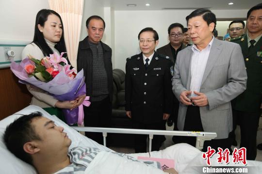 廣西壯族自治區(qū)黨委常委、政法委書(shū)記溫卡華看望唐蔚宣。