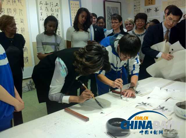 　北京時(shí)間3月21日，美國(guó)第一夫人米歇爾參觀北師大二附中時(shí)，與學(xué)生一起練習(xí)書法。