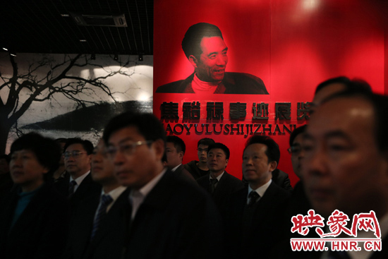 在焦裕祿紀(jì)念館，參觀的人絡(luò)繹不絕，一批批來(lái)自全國(guó)各地的黨員干部前來(lái)學(xué)習(xí)焦裕祿事跡