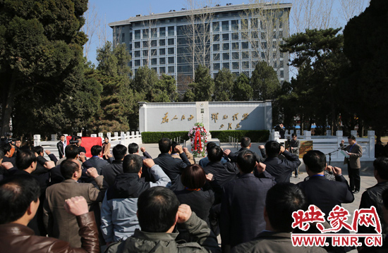 在焦裕祿紀(jì)念館，參觀的人絡(luò)繹不絕，一批批來(lái)自全國(guó)各地的黨員干部前來(lái)學(xué)習(xí)焦裕祿事跡