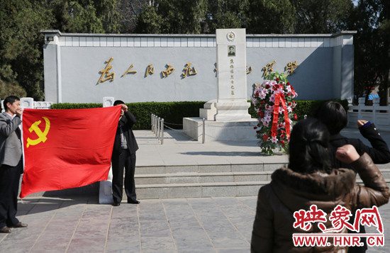 在焦裕祿紀(jì)念園，來(lái)自河南的黨員干部在焦陵前宣誓。