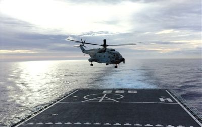 3月29日，一架艦載直升機(jī)從井岡山艦起飛執(zhí)行搜索任務(wù)。當(dāng)天，海軍井岡山艦抵達(dá)南印度洋新任務(wù)區(qū)開始搜索。 新華社發(fā)