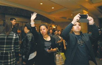 昨晚，麗都飯店，32位馬航失聯(lián)客機(jī)家屬準(zhǔn)備赴馬來西亞。新京報(bào)記者 侯少卿 攝