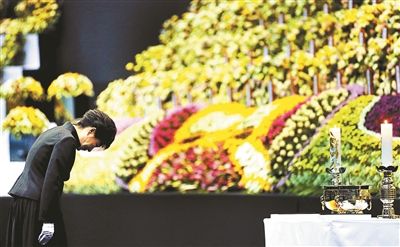 4月29日，韓國總統(tǒng)樸槿惠為“歲月”號沉沒客輪死難者默哀圖片/IC