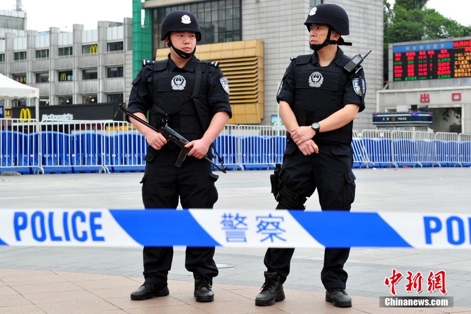 圖為廣州特警在案發(fā)現(xiàn)場戒備。