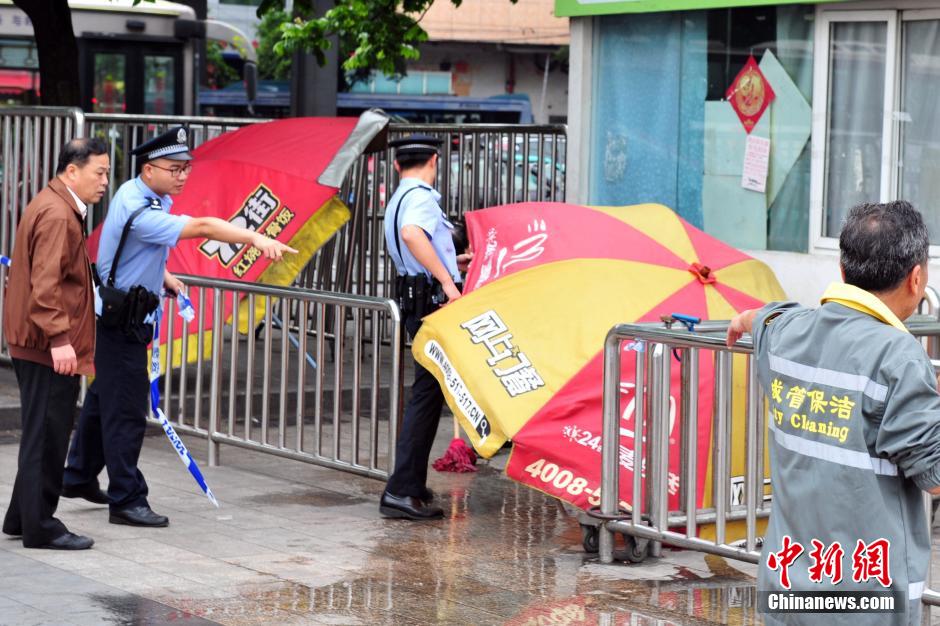 圖為警方在案發(fā)現(xiàn)場取證調(diào)查。