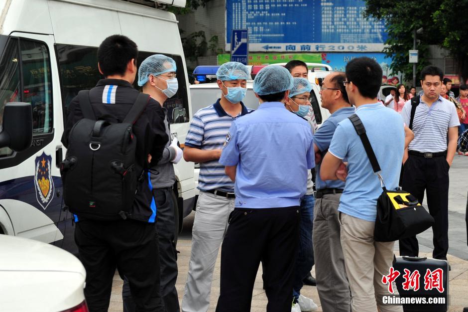 圖為警方在案發(fā)現(xiàn)場取證調(diào)查。