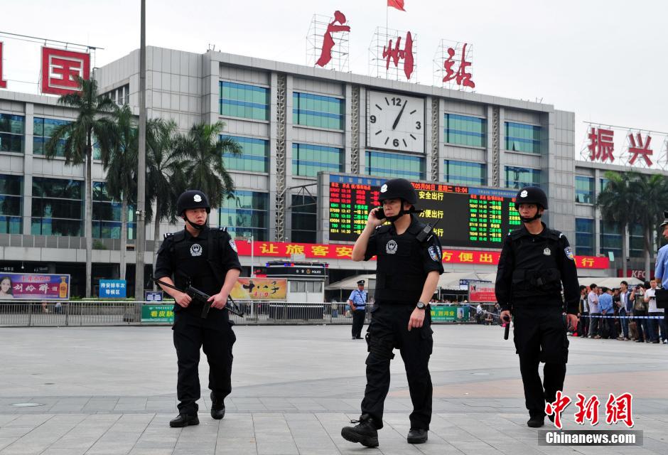 圖為廣州特警在案發(fā)現(xiàn)場戒備。