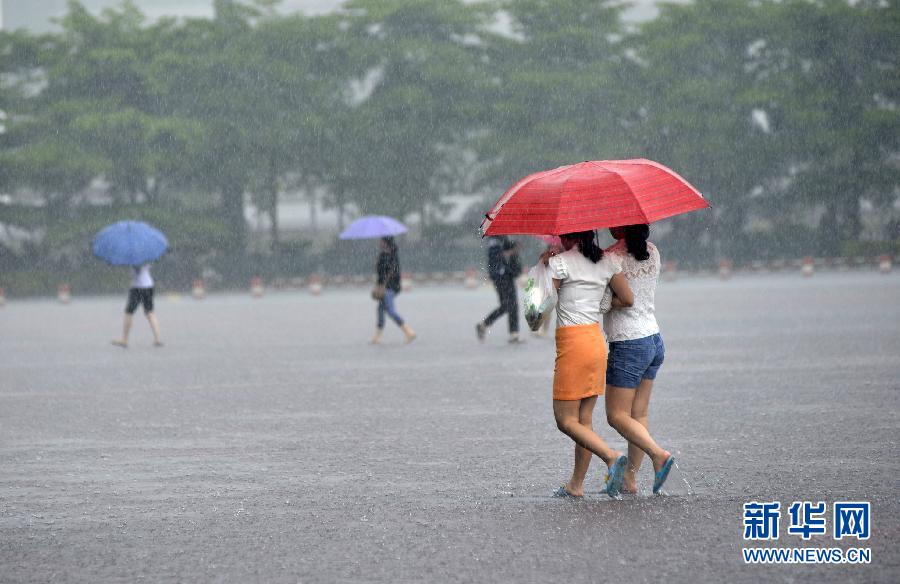 5月11日，市民在深圳梅林檢查站廣場(chǎng)冒雨出行。