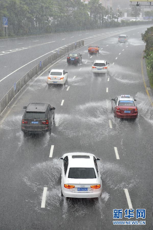 　5月11日，車輛在深圳街頭涉水前行。