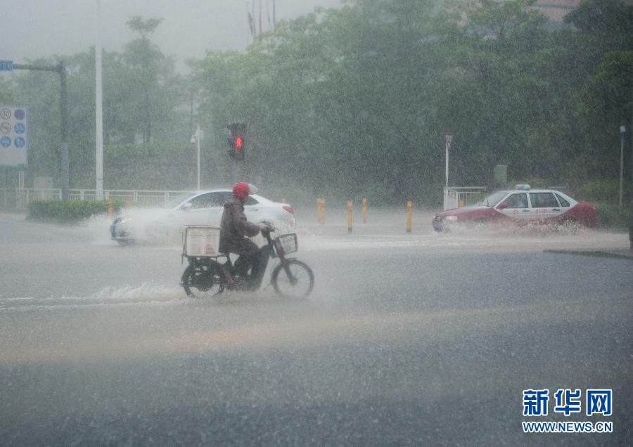 5月11日，車輛在深圳西麗留仙大道涉水前行。
