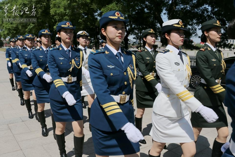 解放軍首批女儀仗兵亮相，90%以上擁有大專以上學(xué)歷，平均身高1.72米。圖為女兵儀仗隊(duì)。