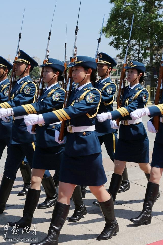 　解放軍首批女儀仗兵亮相，90%以上擁有大專以上學(xué)歷，平均身高1.72米。圖為女兵儀仗隊(duì)。