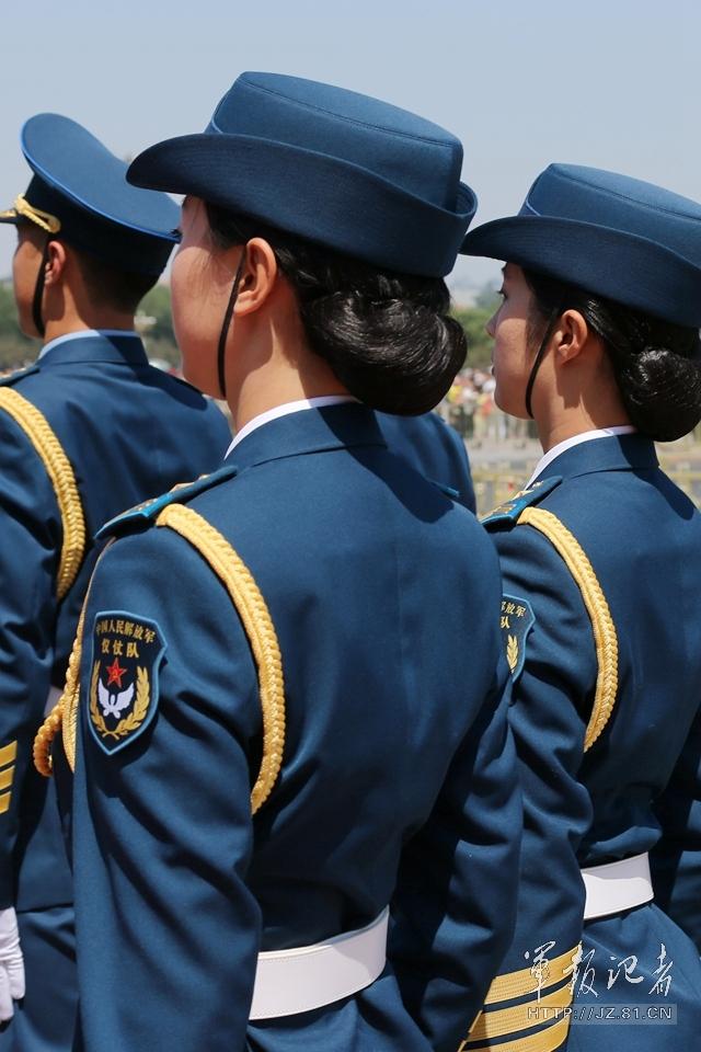 解放軍首批女儀仗兵亮相，90%以上擁有大專以上學(xué)歷，平均身高1.72米。圖為女兵儀仗隊(duì)。