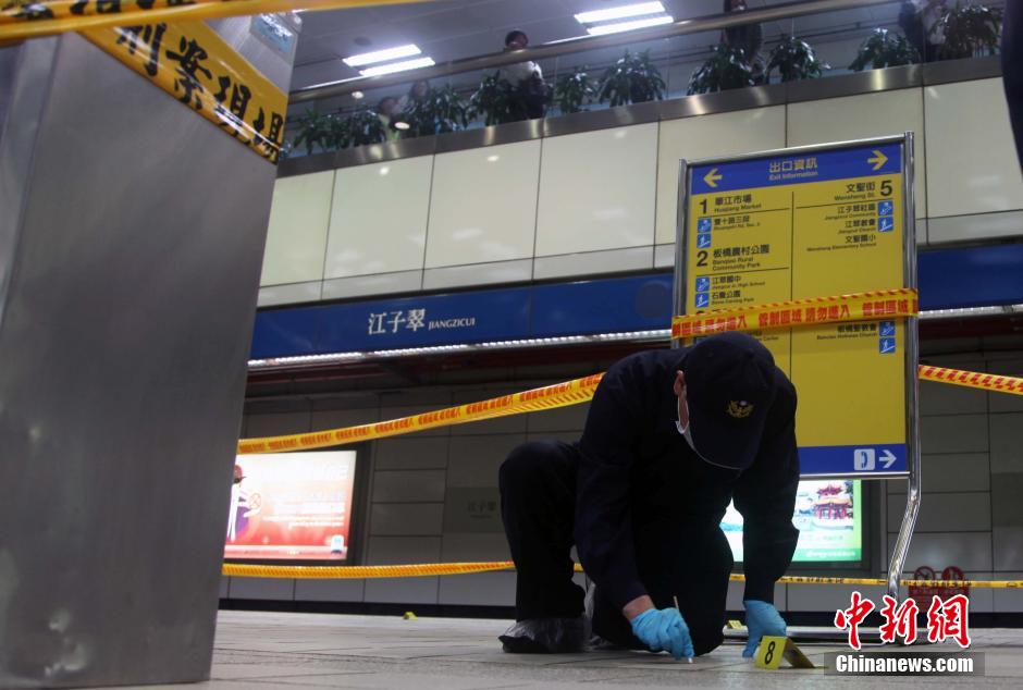 圖為新北市警察在現(xiàn)場(chǎng)勘查。中新社發(fā) 劉舒凌 攝