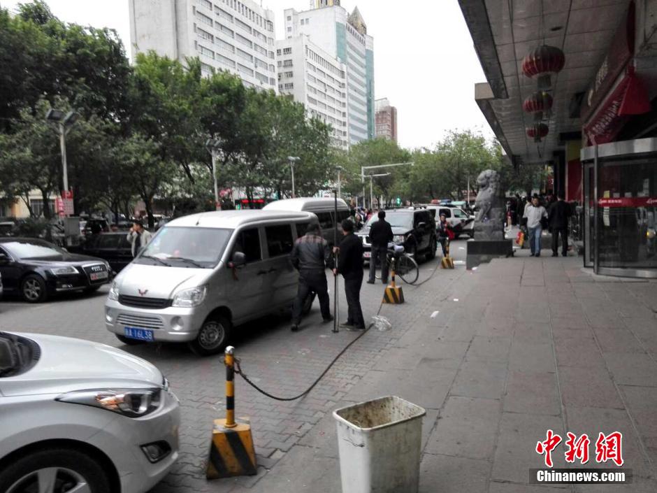 自治區(qū)和烏魯木齊市有關(guān)部門迅速處置，傷員已全部送往醫(yī)院救治。