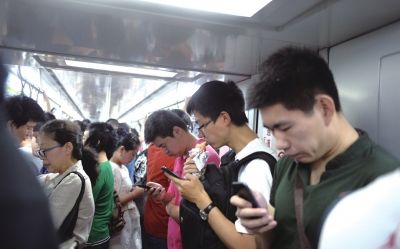 北京地鐵6號(hào)線,一名上班族利用乘車時(shí)間進(jìn)餐。京華時(shí)報(bào)記者陶冉攝