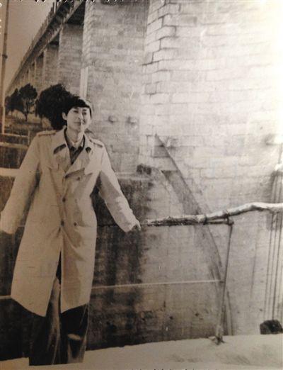 1995年，于英生在蚌埠淮河閘上留影。