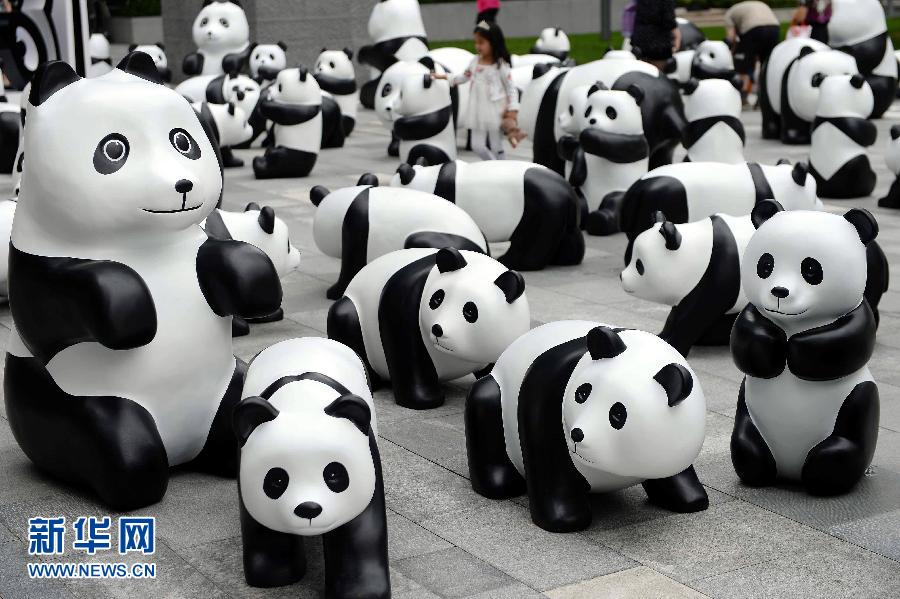 這是6月2日在上海靜安嘉里中心廣場拍攝的萌態(tài)百出的“熊貓”大軍。
