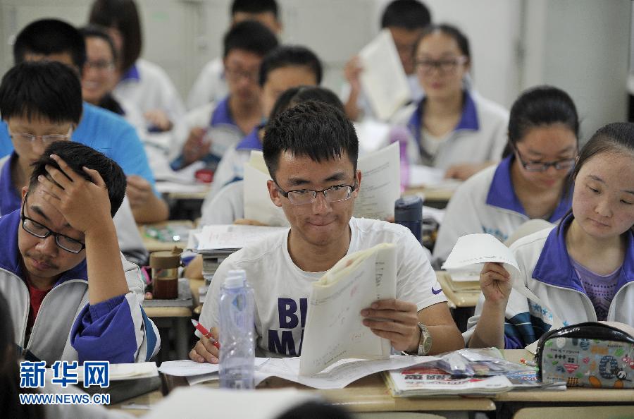 6月3日，銀川一中高三學生在教室里復習功課。