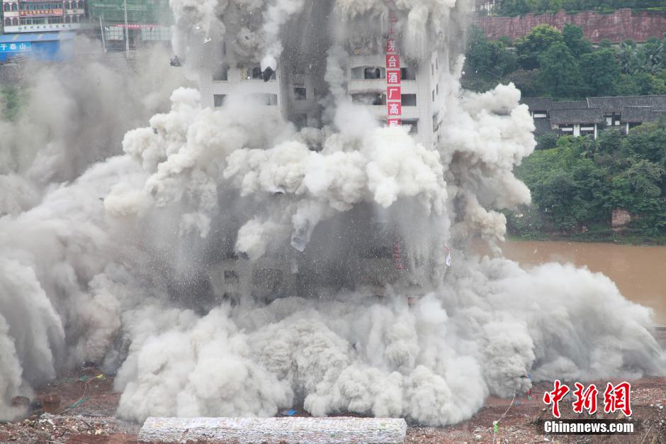 6月6日13時，貴州仁懷茅臺大橋及鐘樓整體爆破成功。