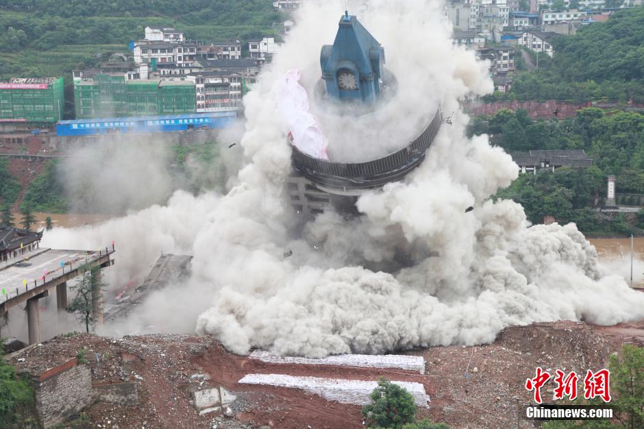6月6日13時，貴州仁懷茅臺大橋及鐘樓整體爆破成功。
