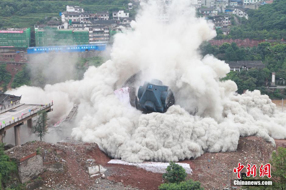 6月6日13時，貴州仁懷茅臺大橋及鐘樓整體爆破成功。