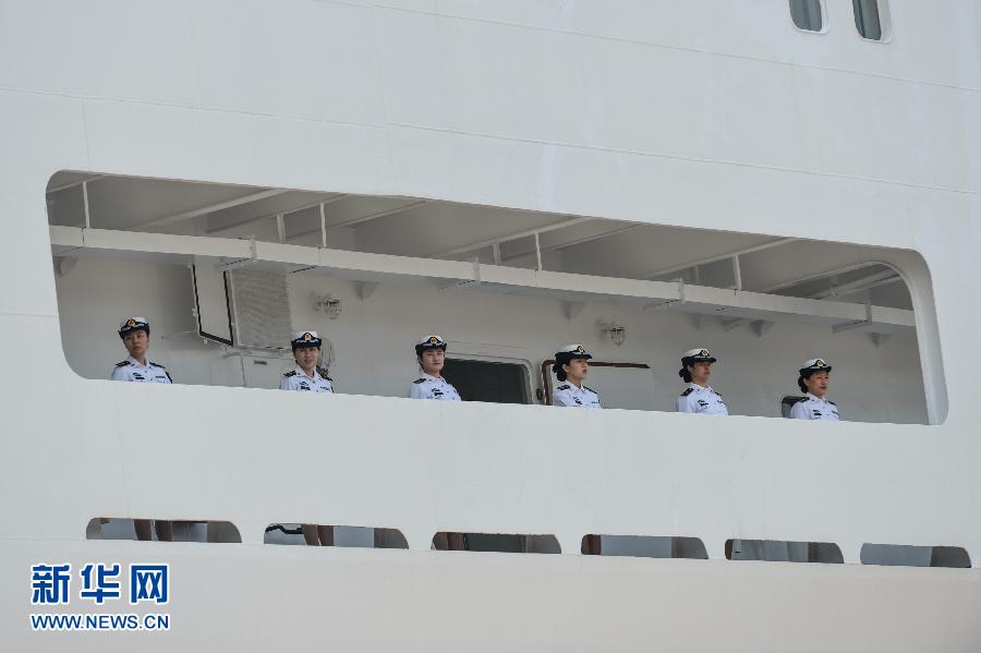  6月9日，在浙江舟山某軍港，和平方舟醫(yī)院船上的海軍官兵列隊與港口送行人員告別。