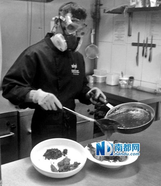 廚師在烹制最辣雞腿醬時(shí)要戴“防辣”面罩。