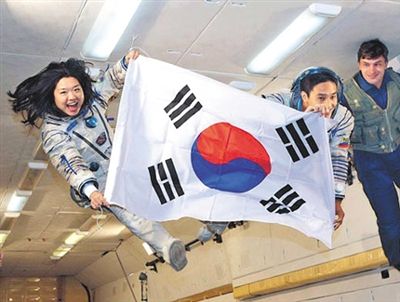 　2007年9月10日，李炤燕（左）在俄羅斯首都莫斯科接受零重力飛行訓(xùn)練。