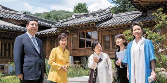照片中左起分別是習近平、樸槿惠、家具博物館館長鄭美淑(音)、隨同翻譯、彭麗媛。