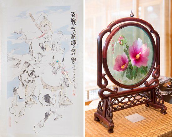 　當?shù)貢r間2014年7月4日，中國國家主席習近平向韓國總統(tǒng)樸槿惠贈送的趙云畫像（左）和木槿花玻璃工藝
