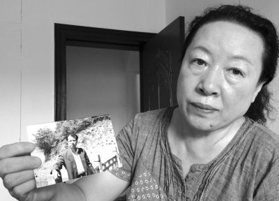 劉吉強(qiáng)的姐姐劉麗霞手持弟弟當(dāng)年的照片。劉吉強(qiáng)在給家人的書信中多次要求申冤，家人為此奔走了16年。京華