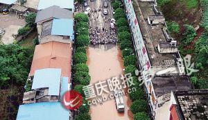 昨下午六點(diǎn)半，統(tǒng)景鎮(zhèn)上許多街道被淹，此時(shí)水位還在上漲。(重慶晚報(bào)航拍圖片)
