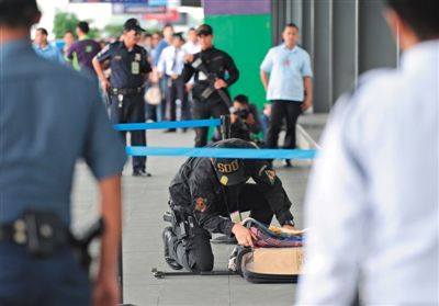 當?shù)貢r間9月1日，菲律賓國家調(diào)查局人員在馬尼拉國際機場破獲一起可疑汽車炸彈攻擊事件，逮捕4名嫌犯。