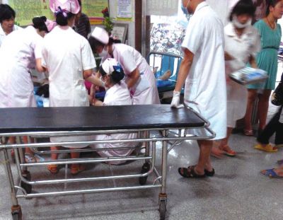9月22日，在湖南省醴陵市第二醫(yī)院，爆炸事故傷員在接受救治（手機(jī)拍攝）。新華社發(fā)